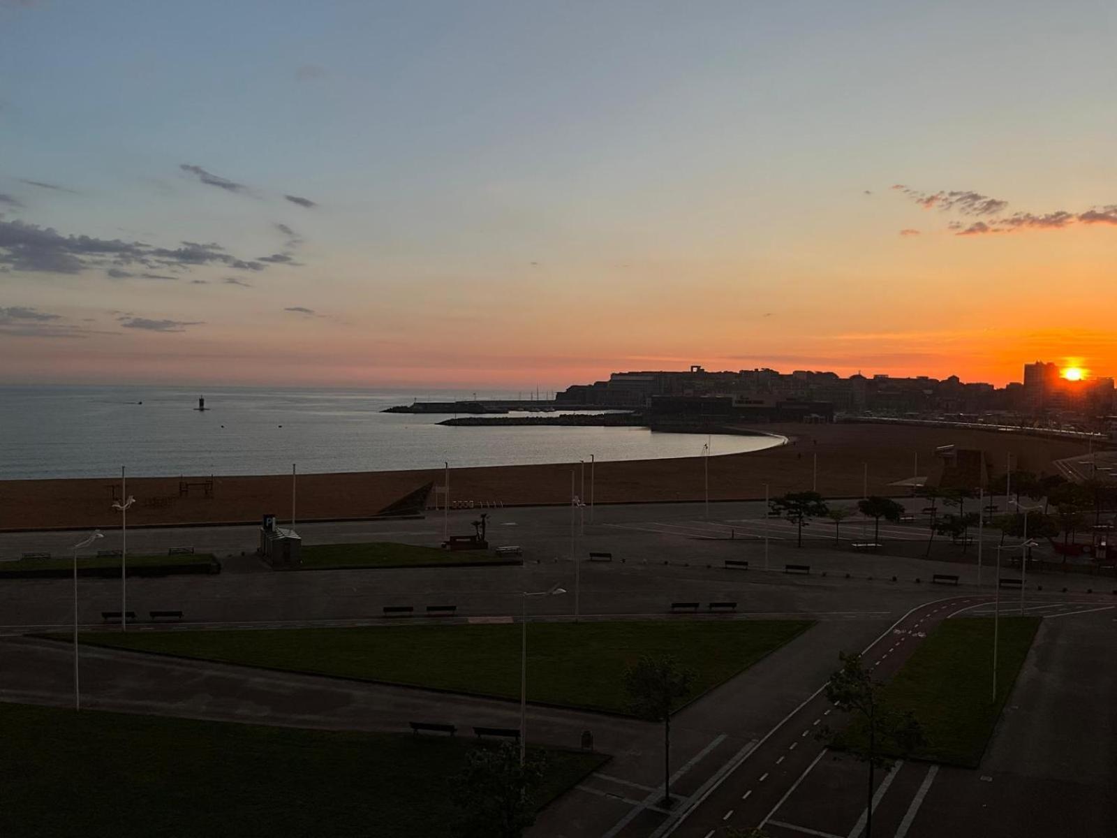 Appartamento El Atico De La Playa Parking Gratis Gijón Esterno foto